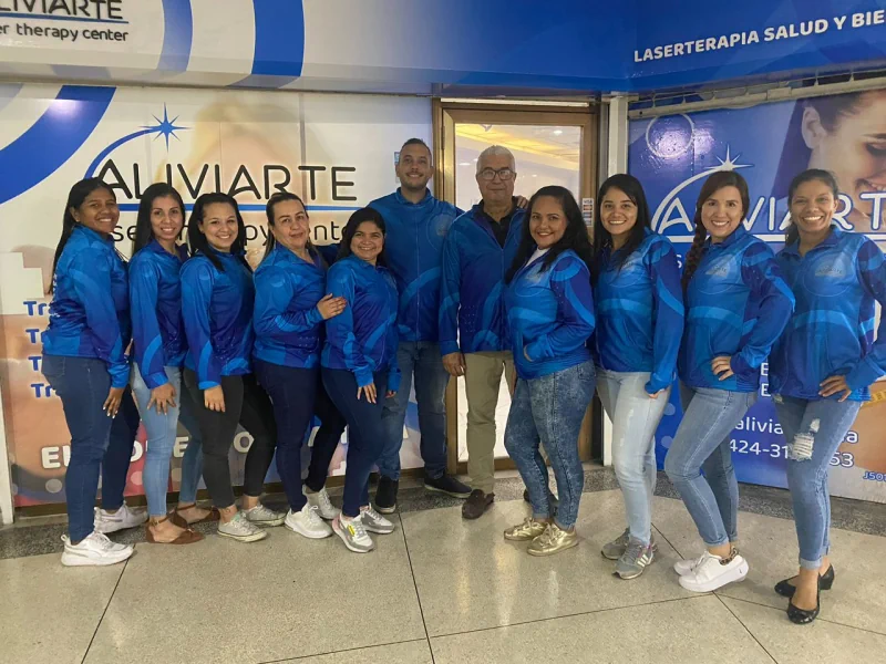 Equipo de Aliviarte frente a una de sus sedes