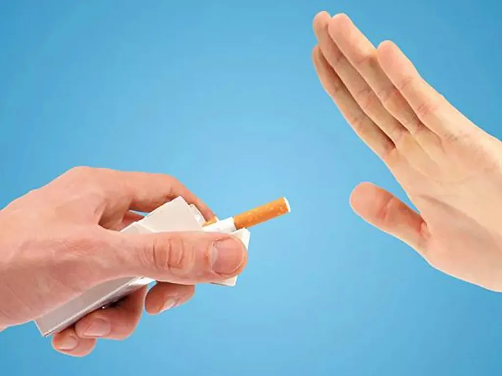 Mano rechazando un paquete de cigarrillos