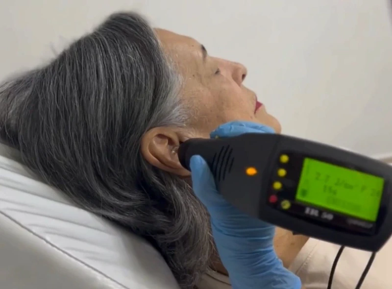 Persona recibiendo un tratamiento de laserterapia